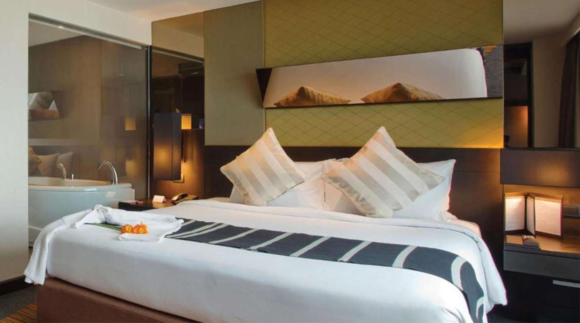 Golden Tulip Mandison Suites Bangkok Bagian luar foto
